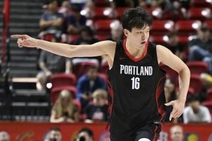 开拓者夏联主帅：把杨瀚森放在能发挥的位置上 他很轻松&amp;不惧对抗